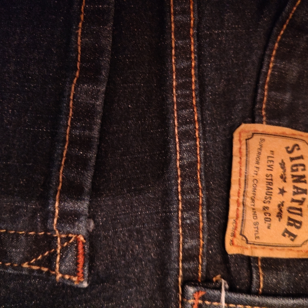 NWOT  women's Signature Levi's Classic Slim Capris - High Rise. - Picture 11 of 12
